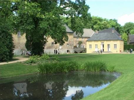 Jüchen : Schlossanlage, im Hintergrund rechts das Teehaus 